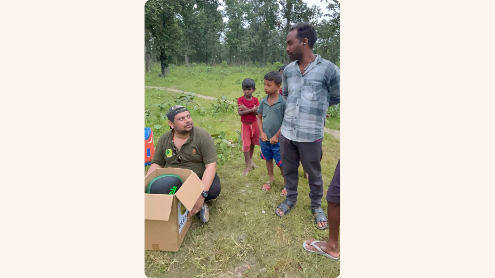 GAJ-DASTAK team interacting with local forest-edge community members